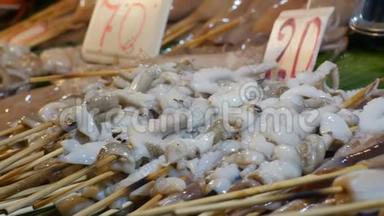 全国亚洲异国风味海鲜在街头夜市的陈列柜上。 泰国芭堤雅